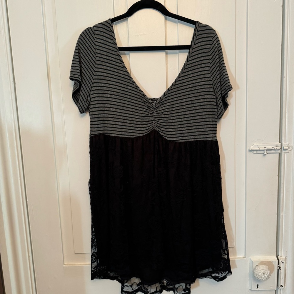 ✨torrid gray & black striped floral lace short sleeve top✨